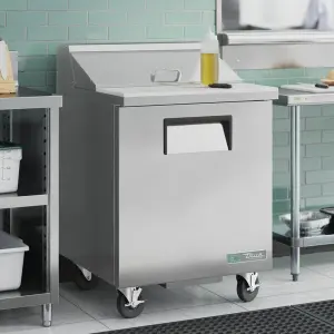 True TSSU-27-08-HC 27 7/8" 1 Right Hinged Door Refrigerated Sandwich Prep Table